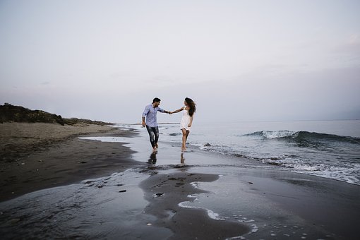 Imagem ilustrativa de um casal na praia